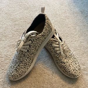 Tom’s Gold Leopard sneakers